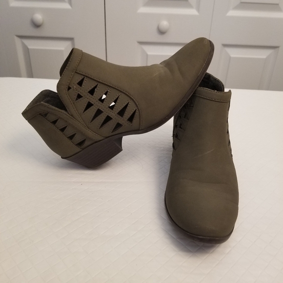 Soda Women's Fashion Zip Chunky Low Heel Ankle Booties Shoes Size 7 Avocado - Picture 1 of 9